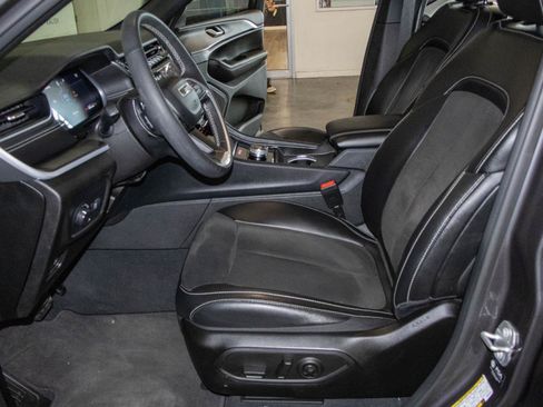 Used 2024 Jeep Grand Cherokee L Laredo RWD image 7
