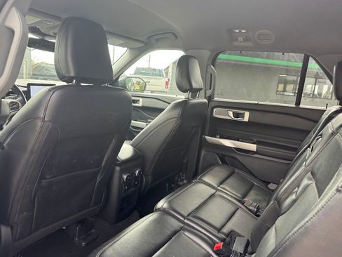 Used 2021 Ford Explorer Limited w/ Equipment Group 301A AWD/4WD image 17