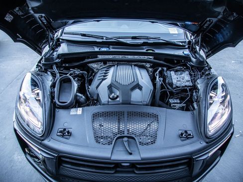 Certified 2025 Porsche Macan image 20