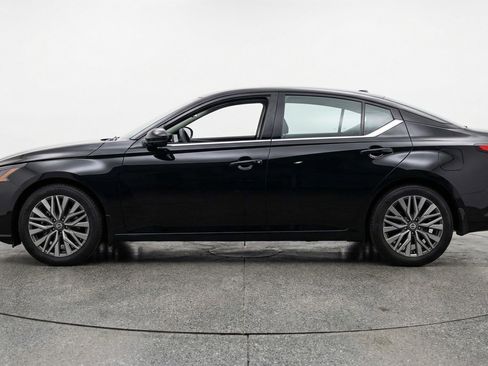Used 2025 Nissan Altima 2.5 SV image 3
