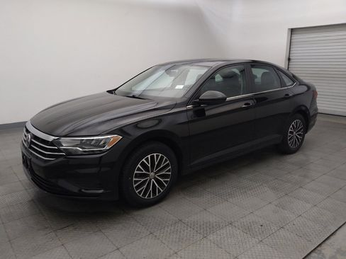 Used 2019 Volkswagen Jetta SE w/ Cold Weather Package FWD image 2