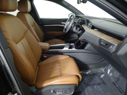 Used 2019 Audi e-tron Prestige w/ Prestige Package image 18