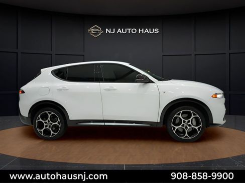 Used 2024 Alfa Romeo Tonale Ti w/ Premium Interior Package AWD/4WD image 2