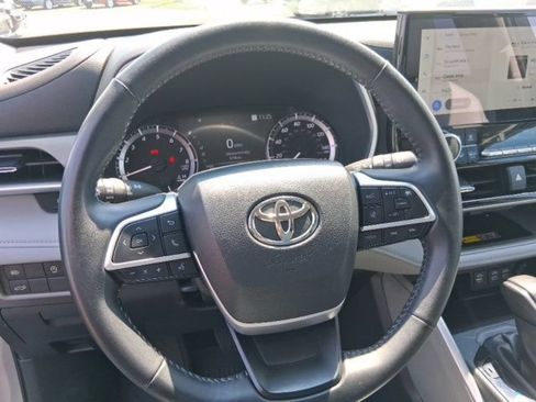Used 2025 Toyota Highlander XLE AWD/4WD image 24