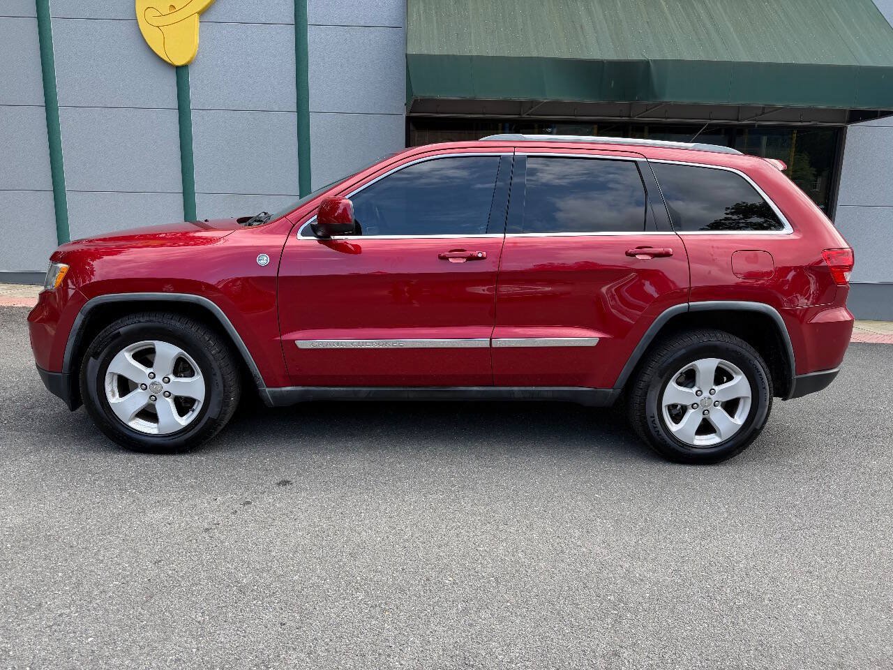 Used 2011 Jeep Grand Cherokee Laredo AWD/4WD image 3