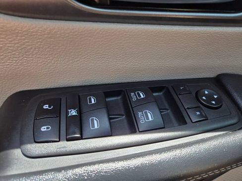 Used 2023 Chrysler Pacifica Touring-L FWD image 36