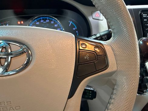 Used 2014 Toyota Sienna XLE w/ Entertainment Package FWD image 12