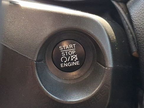 Used 2021 Jeep Renegade Latitude FWD image 19