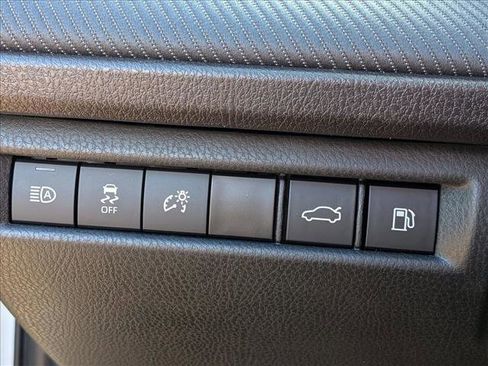 Used 2025 Toyota Camry SE image 11