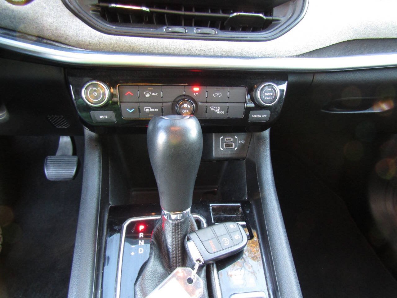 Used 2024 Jeep Compass Latitude AWD/4WD image 13