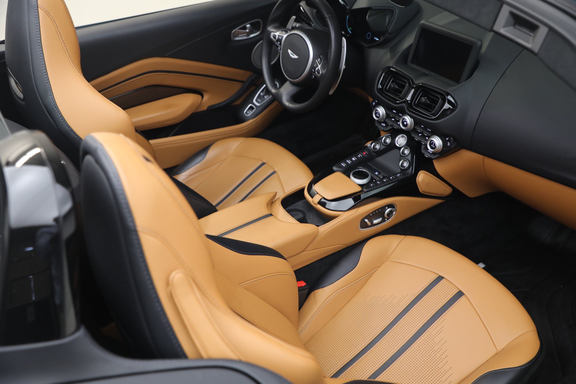 Used 2023 Aston Martin V8 Vantage Roadster RWD image 33