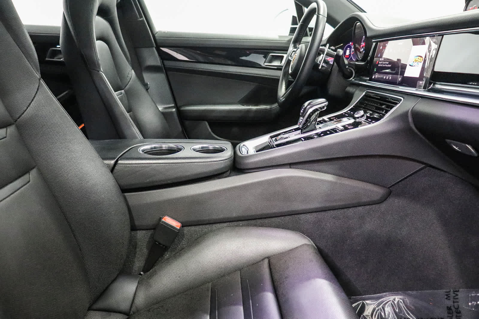 Used 2022 Porsche Panamera RWD image 21