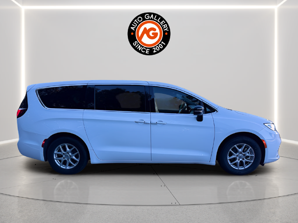Used 2025 Chrysler Pacifica Select FWD image 8