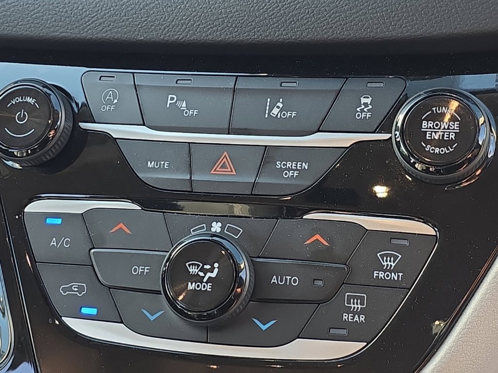 Used 2023 Chrysler Pacifica Touring-L FWD image 18