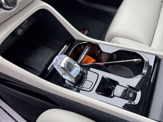 Used 2024 Volvo XC40 B5 Plus AWD/4WD image 19