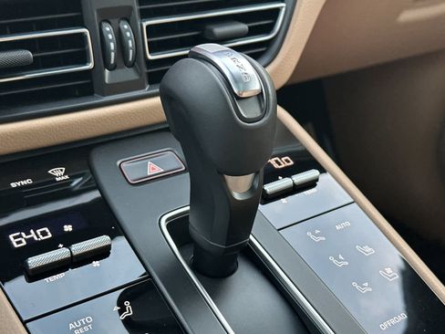 Certified 2025 Porsche Macan AWD/4WD image 24
