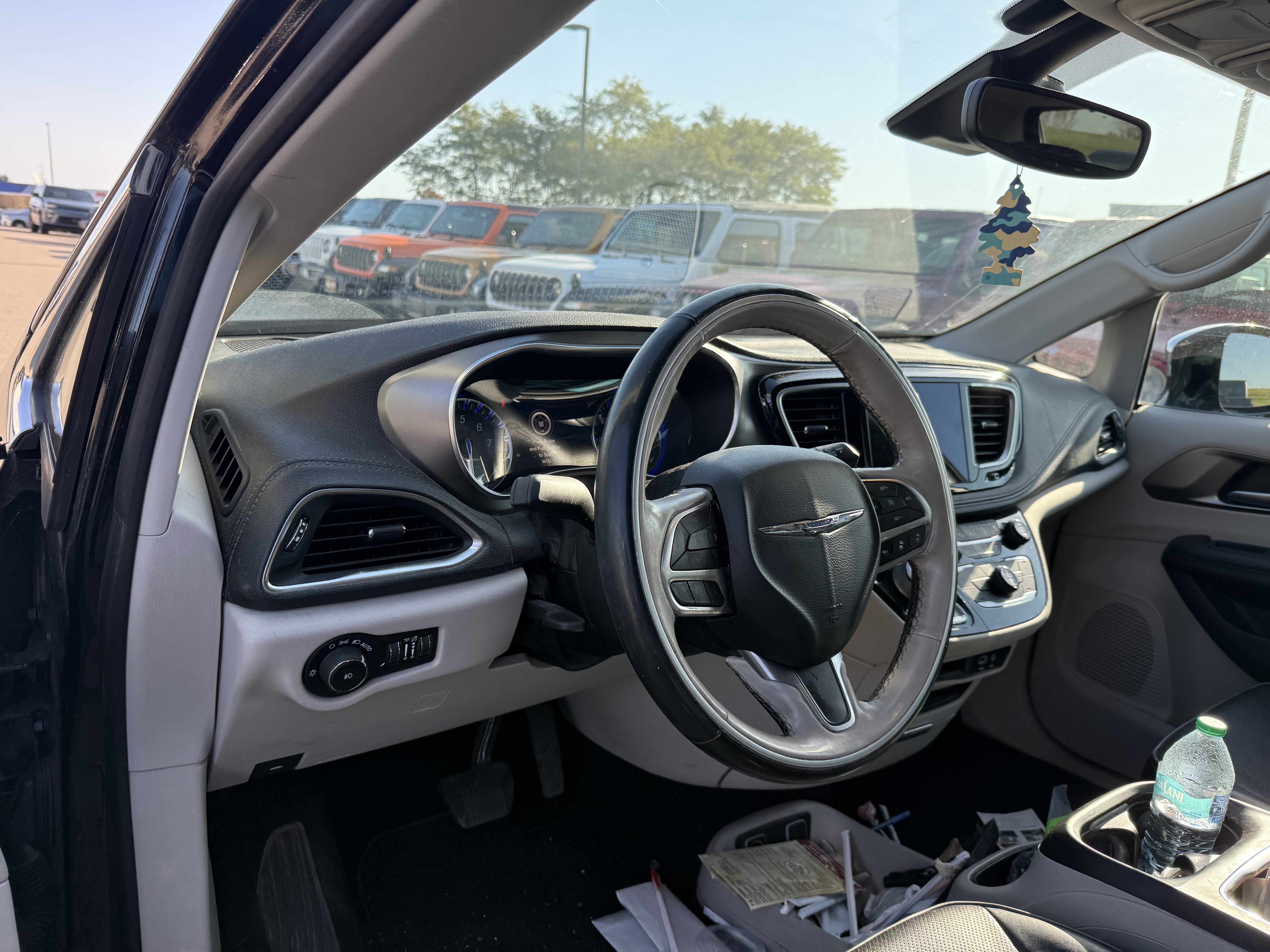 Used 2019 Chrysler Pacifica Limited w/ Tire & Wheel Group FWD image 3