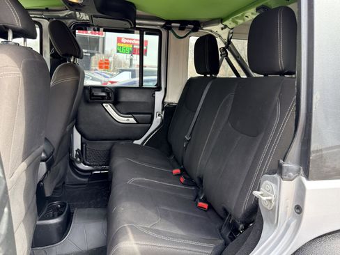 Used 2018 Jeep Wrangler Unlimited Sahara w/ Connectivity Group image 11