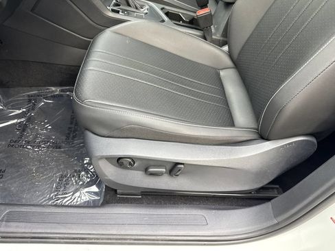 Used 2023 Volkswagen Tiguan SE w/ Panoramic Sunroof Package FWD image 25