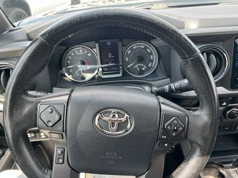 Used 2017 Toyota Tacoma TRD Off-Road w/ Premium & Technology Package RWD image 33