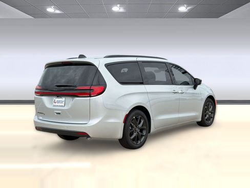 New 2026 Chrysler Pacifica Select w/ S Appearance Package FWD image 9