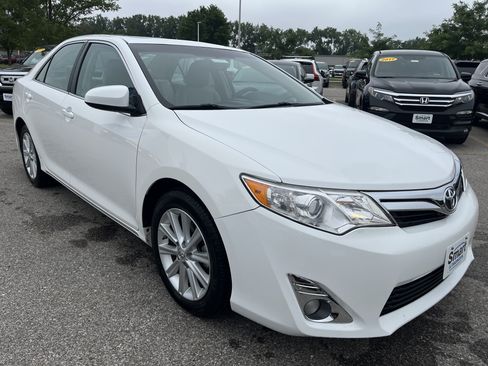 Used 2013 Toyota Camry XLE w/ Convenience Pkg FWD image 3
