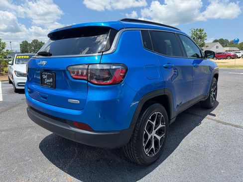 Used 2024 Jeep Compass Latitude AWD/4WD image 5