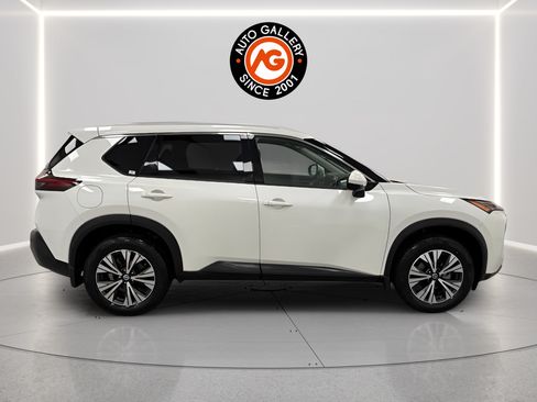 Used 2021 Nissan Rogue SV w/ Premium Package FWD image 2