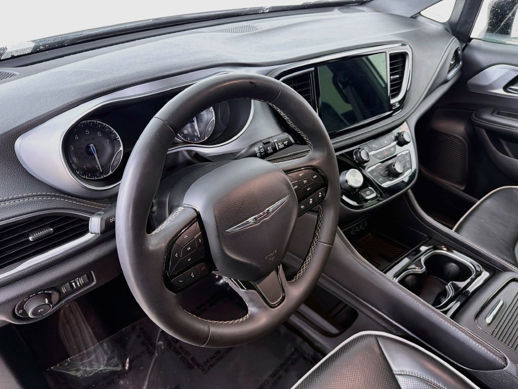 Used 2025 Chrysler Pacifica Limited FWD image 9