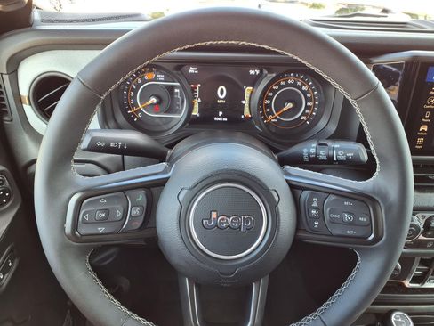 Used 2025 Jeep Wrangler Unlimited Sport AWD/4WD image 18
