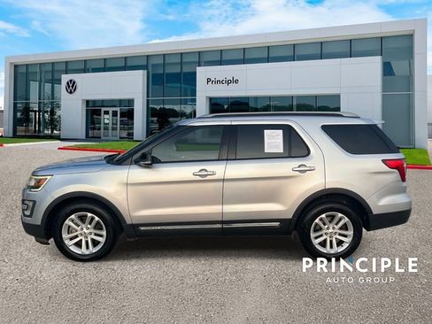 Used 2017 Ford Explorer XLT w/ Equipment Group 201A FWD image 6