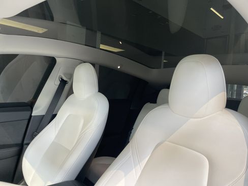 Used 2023 Tesla Model Y Long Range AWD/4WD image 18