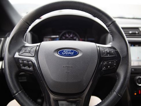 Used 2018 Ford Explorer XLT w/ Equipment Group 202A image 10