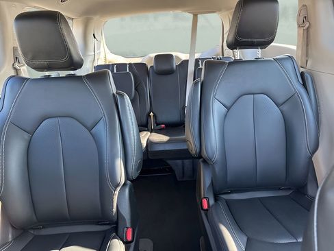 Used 2024 Chrysler Pacifica Select image 12