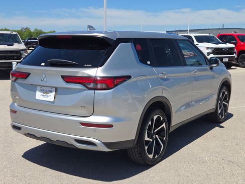 Used 2024 Mitsubishi Outlander AWD image 3
