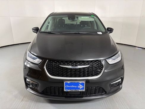 Used 2023 Chrysler Pacifica Touring-L FWD image 3