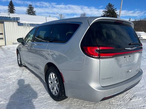Used 2024 Chrysler Pacifica Touring-L image 9