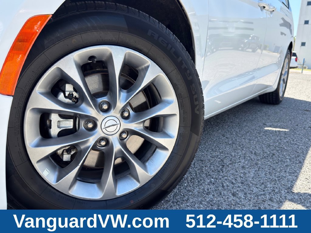 Used 2026 Chrysler Pacifica Limited FWD image 4