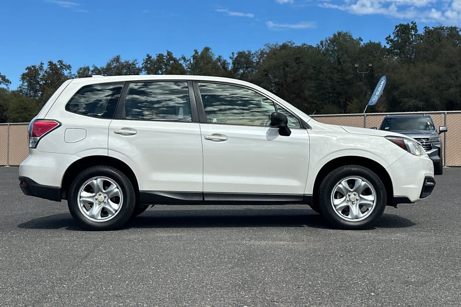 Used 2017 Subaru Forester 2.5i AWD/4WD image 2