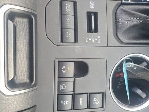 Used 2024 Toyota Highlander LE image 27