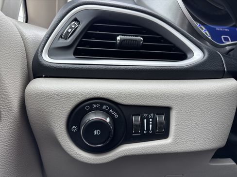 Used 2023 Chrysler Pacifica Touring-L FWD image 28
