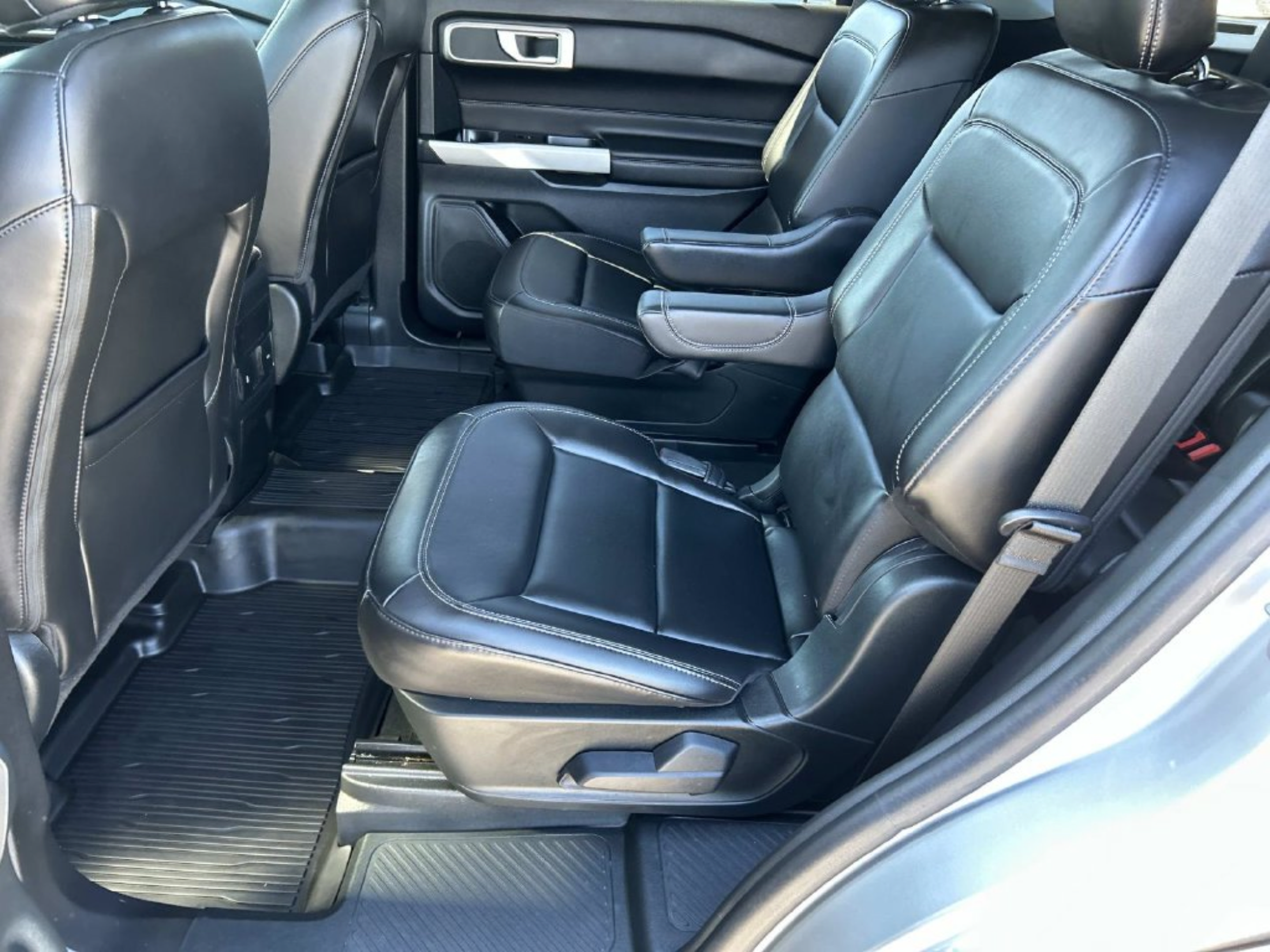 Used 2023 Ford Explorer XLT w/ Equipment Group 202A RWD image 13