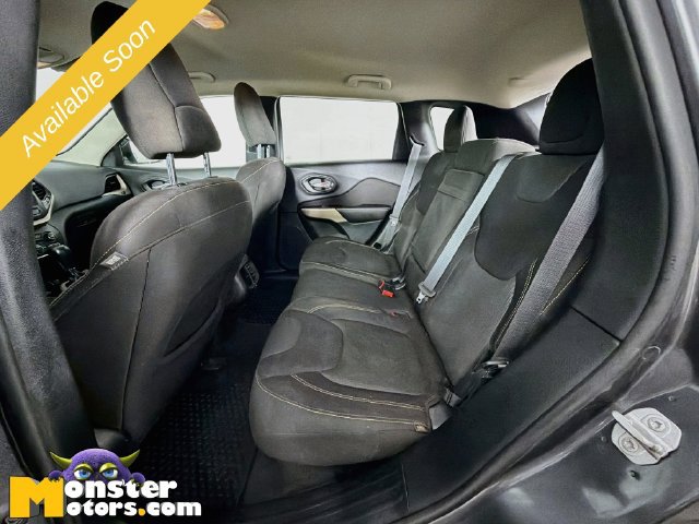 Used 2018 Jeep Cherokee Latitude w/ Cold Weather Group AWD/4WD image 23