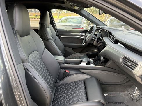 Used 2022 Audi e-tron S Prestige w/ Prestige Package image 33