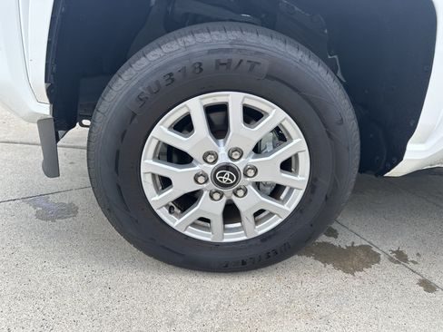 Certified 2025 Toyota Tacoma SR5 AWD/4WD image 31