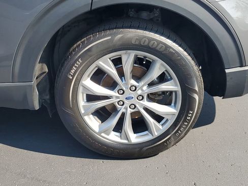 Certified 2022 Ford Explorer XLT w/ Equipment Group 202A image 5