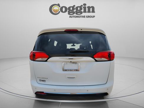 Used 2019 Chrysler Pacifica Touring Plus image 3