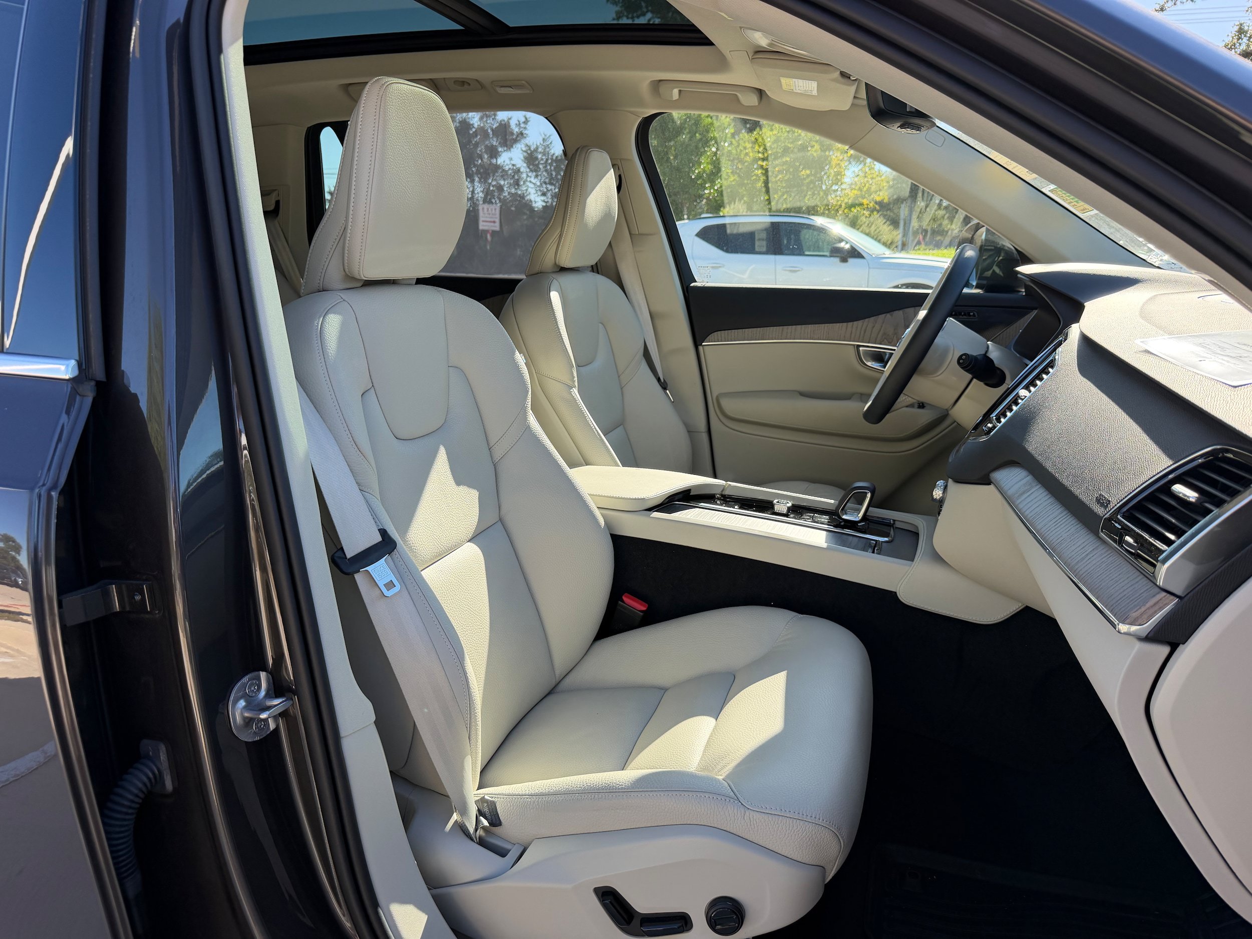 Certified 2024 Volvo XC90 T8 Plus w/ Protection Package Premier AWD/4WD image 10