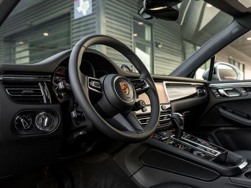 Certified 2026 Porsche Macan AWD/4WD image 4
