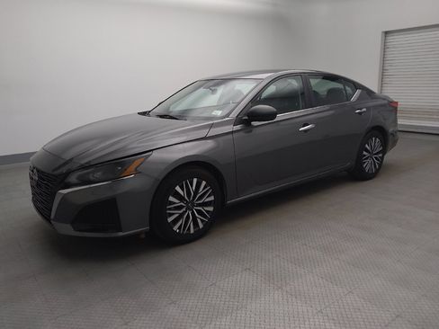 Used 2025 Nissan Altima 2.5 SV FWD image 2